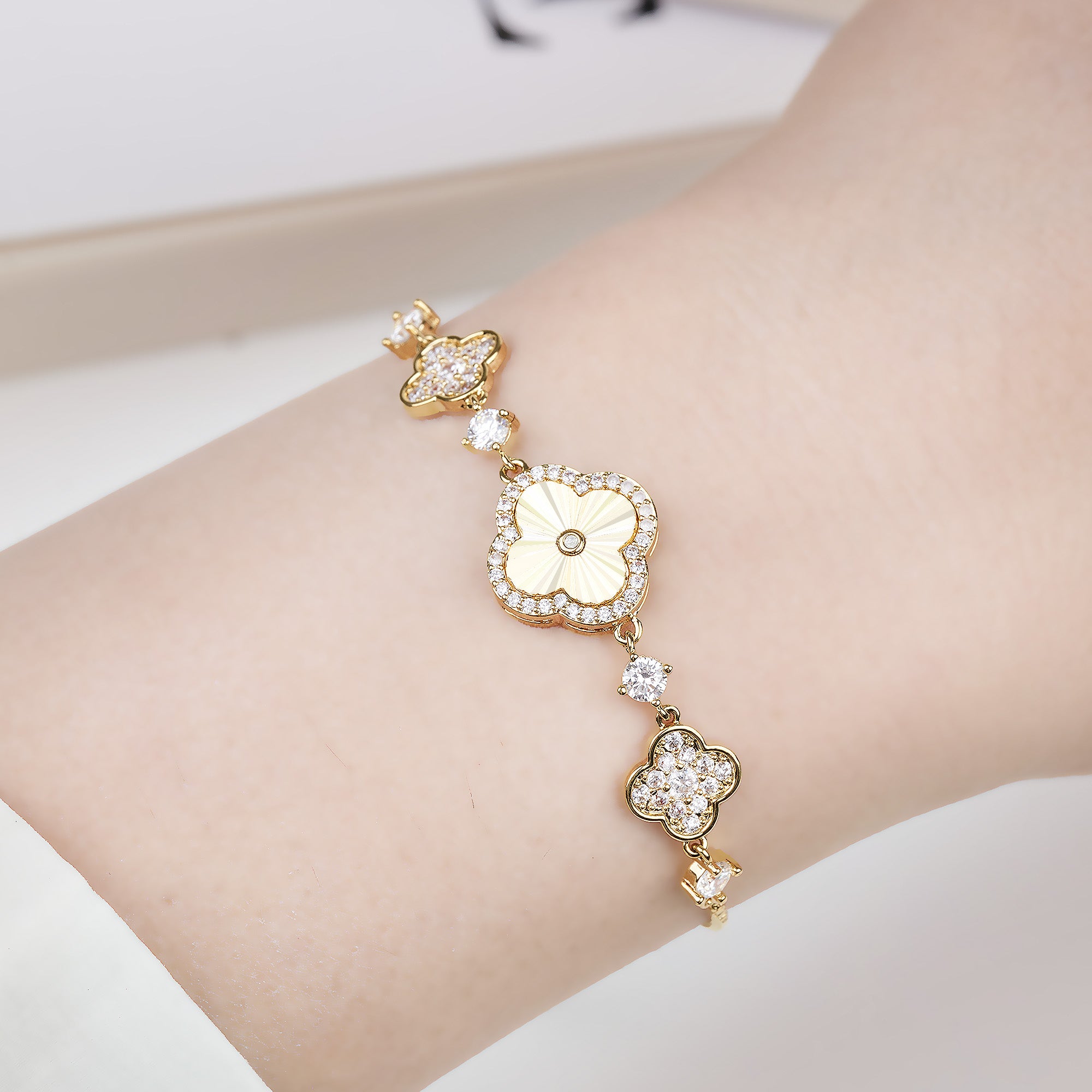 Eterna Clover Bracelet Secondary image